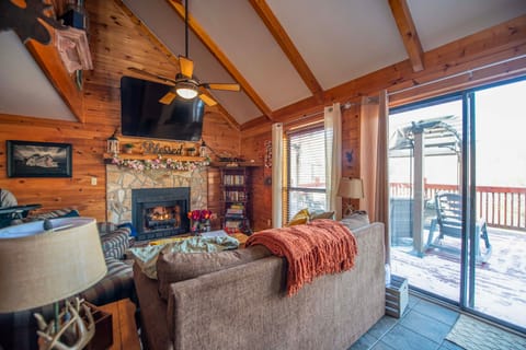 Hot Tub, Fire Pit & Fall Views, Near Polar Express House in Stecoah