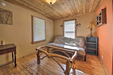 Pet-Friendly Cottage w/ Fire Pit - 3 Mi to SIU! Cottage in Makanda Township