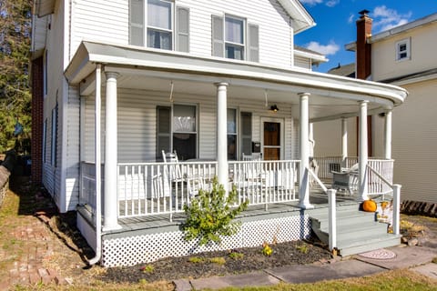 Victorian Home w/ Porch: 6 Mi to Hickory Run Park! Casa in White Haven