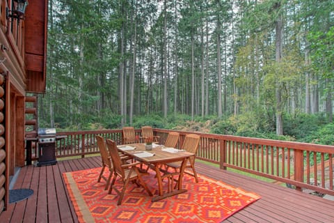 Anderson Island Cabin on Half Acre with Fire Pit! House in Anderson Island