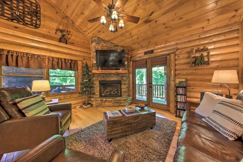 Peaceful Forest Escape w/ Game Room + Hot Tub Haus in Blue Ridge