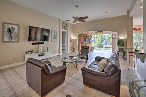 Newly Updated Canalfront Oasis w/ Pool & Hot Tub! Casa in Cape Coral