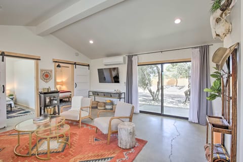 Modern Joshua Tree Bungalow with Fire Pit & BBQ! House in Joshua Tree