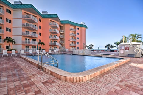 Beachfront Indian Shores Condo - Pool & Hot Tub! Apartment in Redington Shores