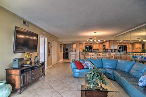 Beachfront Indian Shores Condo - Pool & Hot Tub! Apartment in Redington Shores