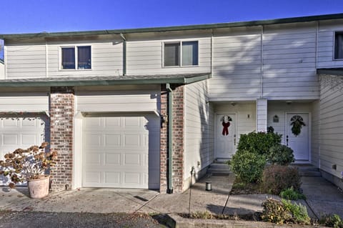 Relaxing Townhome w/ Patio: 25 Miles to Portland! Condominio in Forest Grove