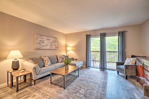 Modern Condo w/ Deck ~ 7 Mi To Branson Landing! Apartment in Branson