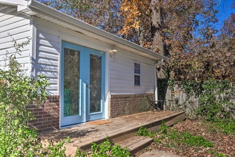 Charming Cottage ~ 4 Mi to Downtown Greenville! Casa rural in Greenville
