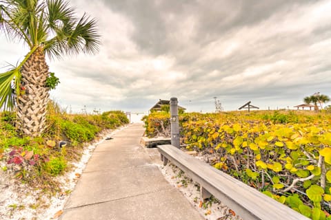 Walk to Beach: Resort-Style Siesta Key Condo! Apartment in Siesta Beach