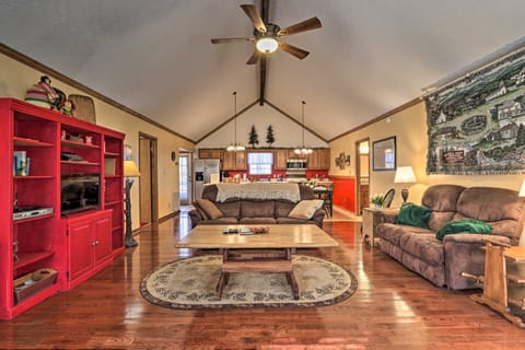 ‘Firefly Cove’ - 3 Mi to Parkway & National Park! House in Sevier County