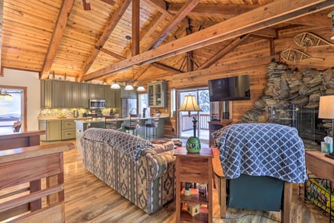 Lake Tahoe Mountain Retreat: 1 Mi to Heavenly Lift House in Kingsbury