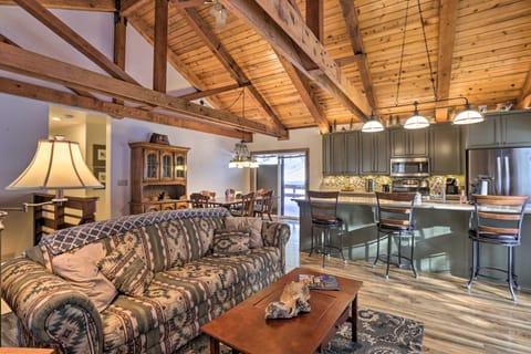 Lake Tahoe Mountain Retreat: 1 Mi to Heavenly Lift House in Kingsbury