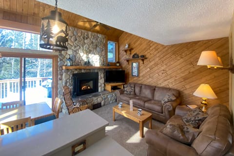 Lutsen Mountain Townhome - 2 Mi to Lake Superior! Apartment in Lutsen