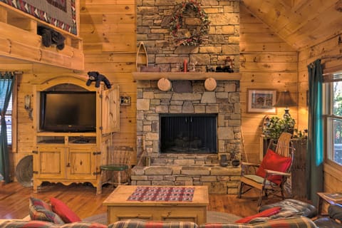 Cozy Log Cabin Retreat in Lake Lure Village Resort House in Lake Lure