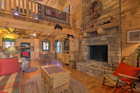Cozy Log Cabin Retreat in Lake Lure Village Resort House in Lake Lure