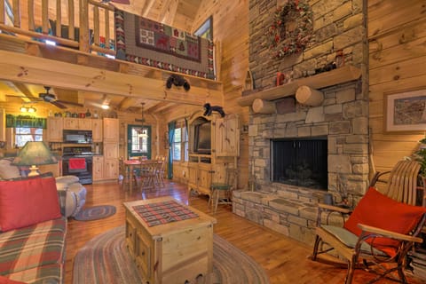 Lake Lure Log Cabin w/ Grill, Near Hiking! House in Lake Lure