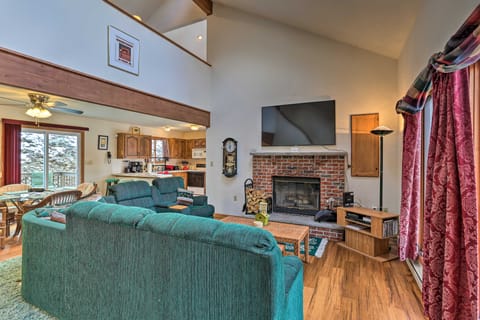 Charming Poconos Abode w/ Gas Grill + Fire Pit! House in Middle Smithfield