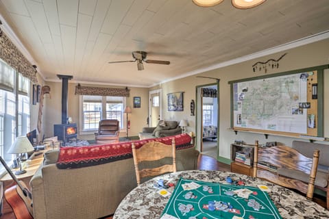 Downtown Cabin < 10 Miles to Mt Shasta Ski Park! Maison in McCloud
