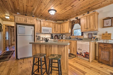 Outdoor Adventure - Charming Cabin w/ Hot Tub House in White County