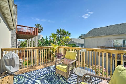 Coastal Condo w/ Pool in South Padre Island! Apartment in South Padre Island