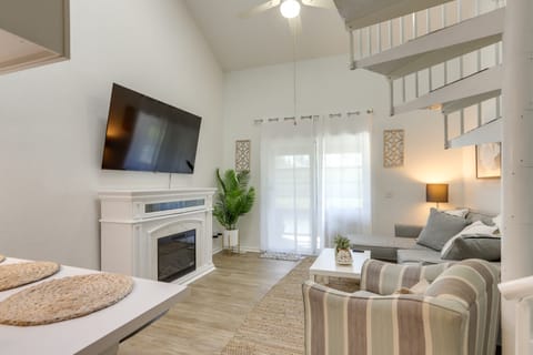 Charming Condo on Lake Erie w/ Community Pool Apartment in Lake Erie