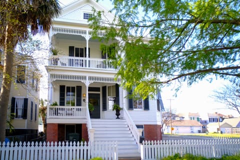 Historic Home in Walkable Area, 1 Mile to Beach! Haus in Texas City
