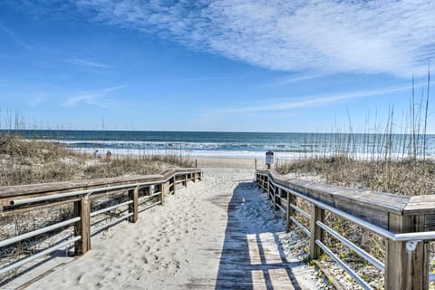 Coastal Hideaway - 0.7 Mi to Beach + Boardwalk! Haus in Carolina Beach