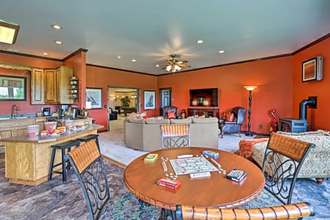 Luxurious Finger Lakes Home w/ Home Gym, Game Room Casa in Canandaigua Lake