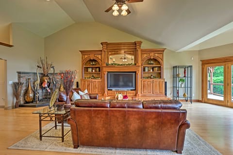 Luxurious Finger Lakes Home w/ Home Gym, Game Room Haus in Canandaigua Lake
