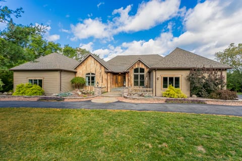 Luxurious Finger Lakes Home w/ Home Gym, Game Room Haus in Canandaigua Lake