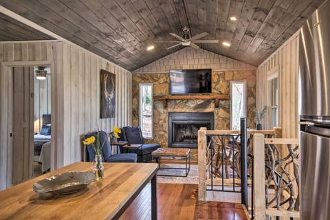 Serene Cabin Getaway w/ 2 Decks + Mountain Views! House in Blue Ridge