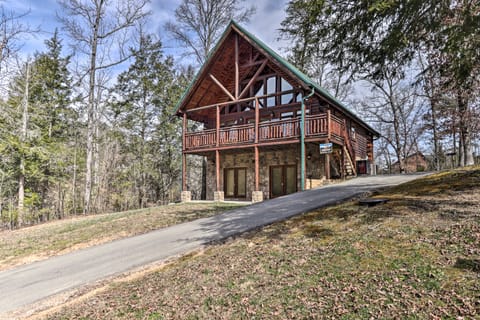 Luxe Smoky Mountain Cabin: Indoor Pool & Fire Pit! House in Pigeon Forge