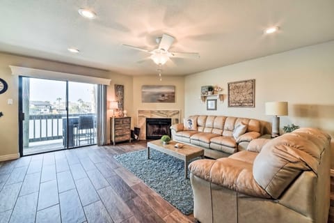 Bright and Breezy Condo, 2 Mi to Whitecap Beach! Apartment in North Padre Island