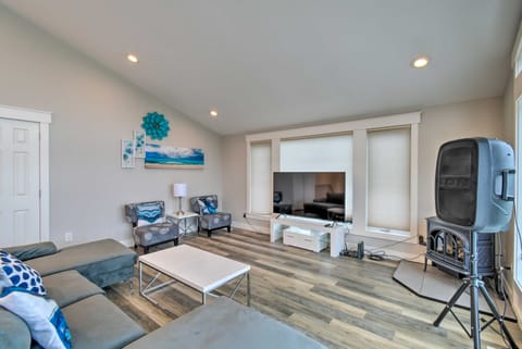 Scenic & Spacious Getaway on North Bay w/ Deck! House in Allyn-Grapeview