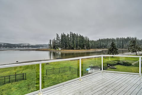 Scenic & Spacious Getaway on North Bay w/ Deck! House in Allyn-Grapeview