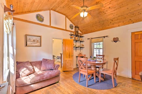 'The Rock Cottage': Quiet Escape w/ Porch! Casa rural in Hot Springs