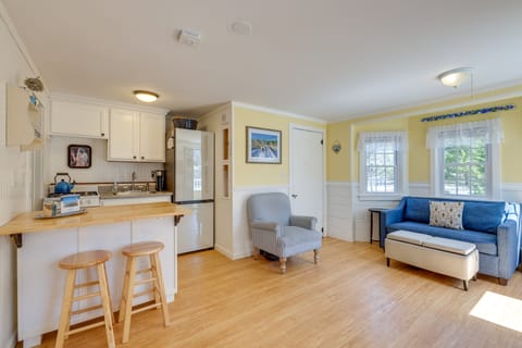 2 Mi to Coastline: Quaint Wellfleet Cottage! Cottage in Wellfleet