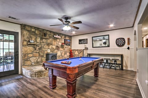 'Lazy Bear Ranch PFTN' w/ Mtn Views, Hot Tub, WiFi House in Pigeon Forge