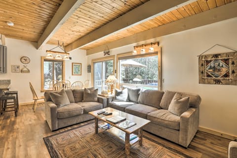 Inviting Cabin < 3 Miles to Lake Tahoe + Skiing! Maison in Incline Village