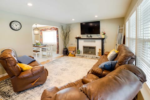 Epic Family Getaway w/ Pool, Game Room & Fire Pit! Casa in East Wenatchee