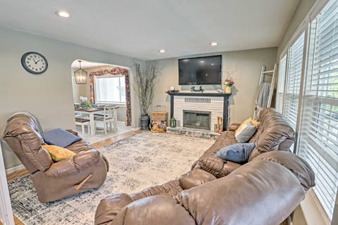 Epic Family Getaway w/ Pool, Game Room & Fire Pit! House in East Wenatchee