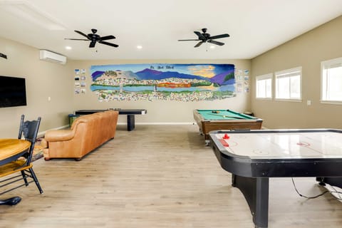 Epic Family Getaway w/ Pool, Game Room & Fire Pit! Casa in East Wenatchee