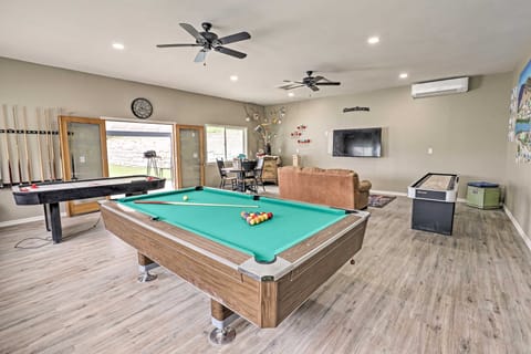 Epic Family Getaway w/ Pool, Game Room & Fire Pit! Haus in East Wenatchee