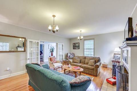 Delightful Retreat w/ Fireplace + Large Yard! House in Arkansas