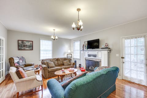 Delightful Retreat w/ Fireplace + Large Yard! House in Arkansas