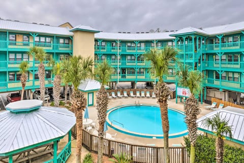 Vivid Escape in Gulf Shores - Walk to the Beach! Apartment in West Beach