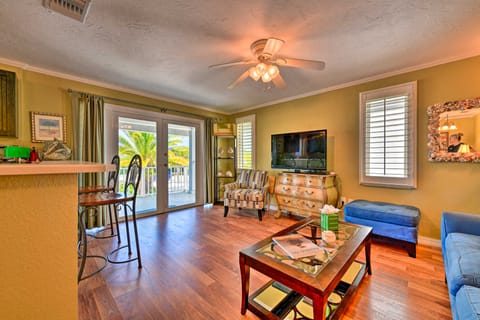 Bright Coastal Condo: Walk to Lido Key Beach! Apartment in Lido Key