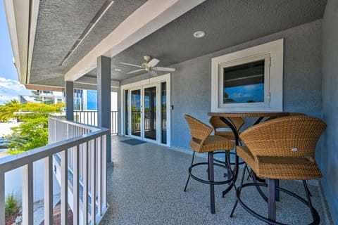 Bright Coastal Condo: Walk to Lido Key Beach! Apartment in Lido Key