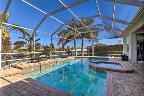 Elegant Waterfront Oasis: Heated Pool, Spa & Dock! Haus in Apollo Beach