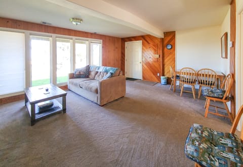 Fishermen's Paradise in Coos Bay: Walk to Beach! House in Oregon